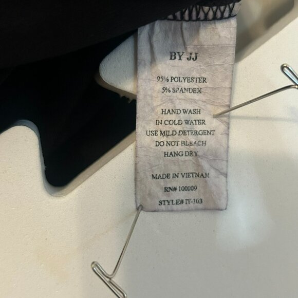 By JJ, Woman's V Neck Zipper Top with 3/4 Trumpet Sleeve, Size M - Picture 4 of 4